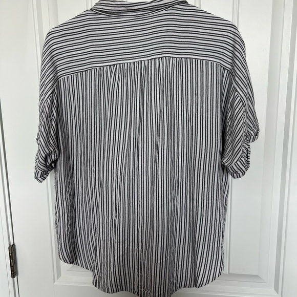 Universal Thread Cropped Button Up Top - Picture 4 of 4